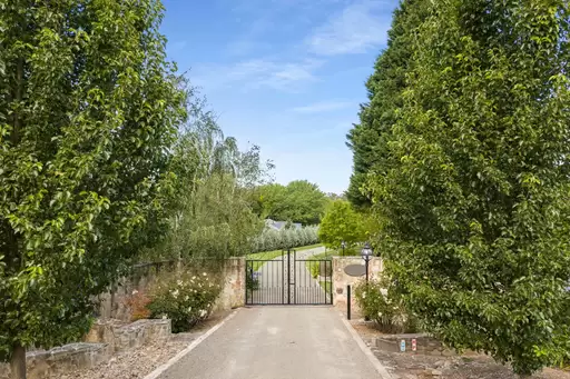 11 Evelyn Avenue, Bundanoon For Sale by Drew Lindsay Sotheby's International Realty